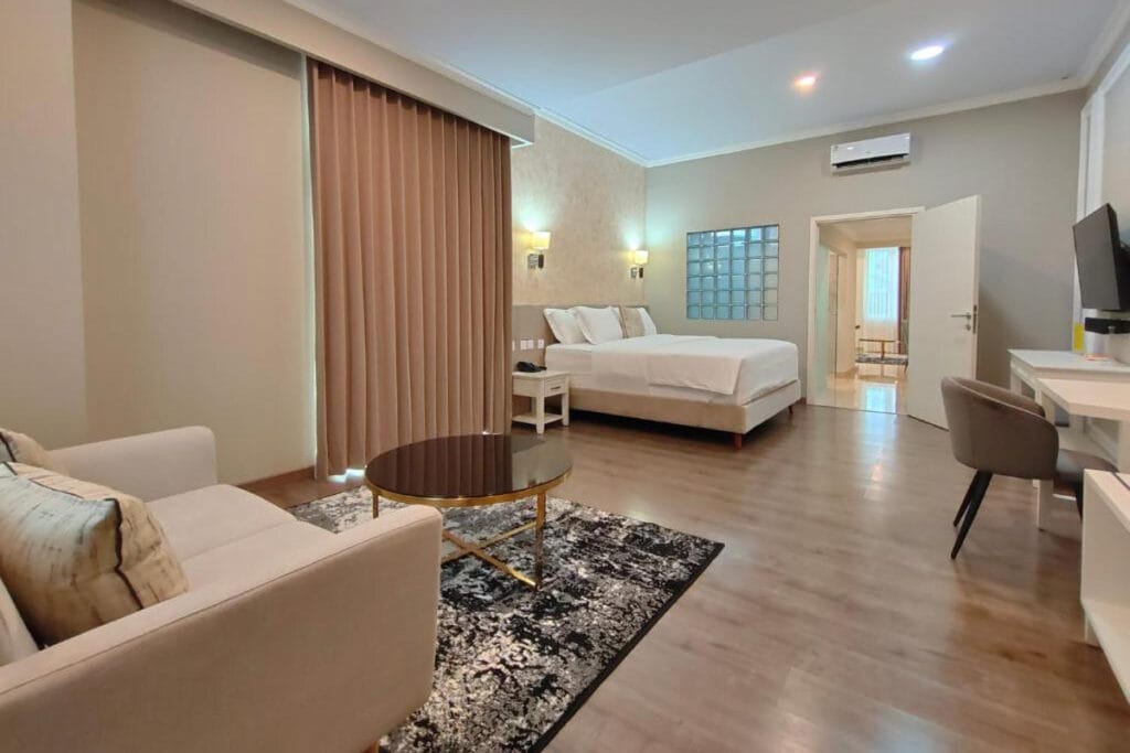 otel Villa Emitta room with cozy bed and soft light