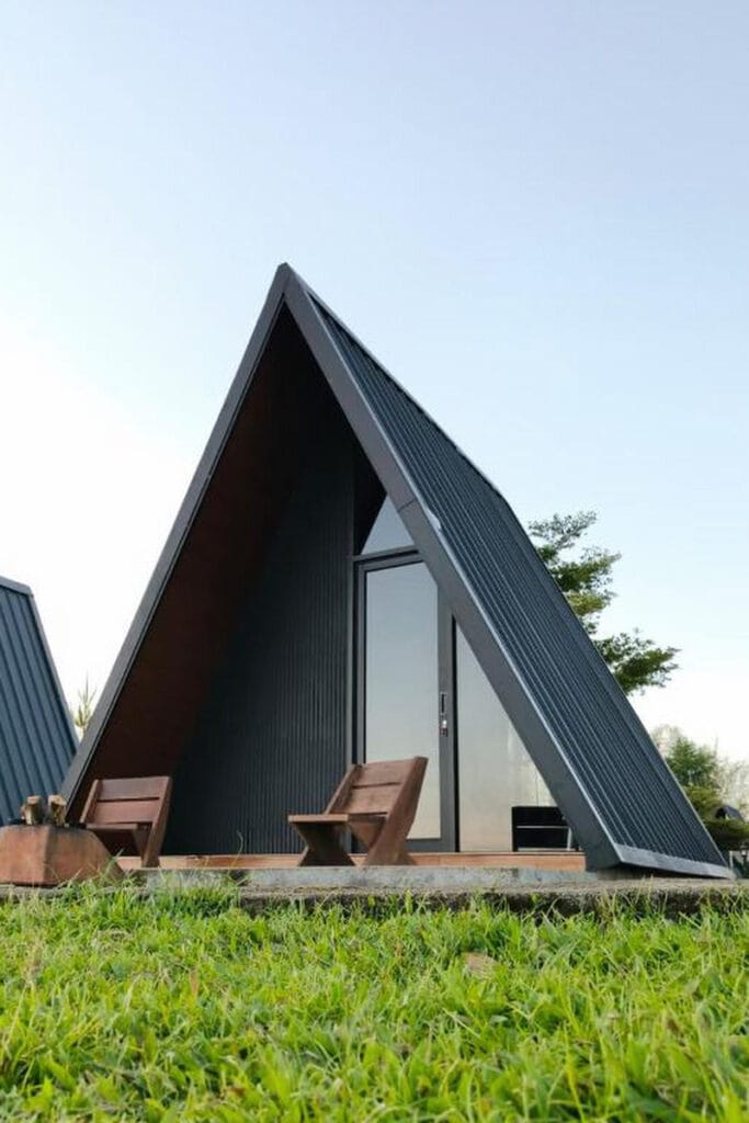 Wawowow cabin in lush tropical forest